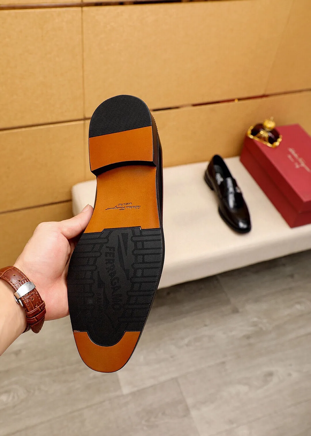 Men's shoes 💰400 💐 Product trademark: Ferragamo "Ferragamo" casual leather shoes Regular size: 39-44 (38.45.46🉑️Customized) Product materials: Selected imported open-edge beaded calfskin upper + classic hardware buckle, imported pig leather lining. Strong three-dimensional visual effect, non-slip and wear-resistant combination outsole Color: 1⃣️color optional